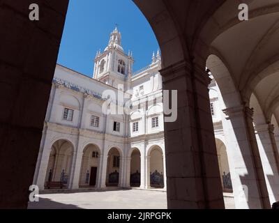 Cortile nel Monastero di São Vicente de Fora (Monastero di San Vincenzo fuori le Mura) a Lisbona, Portogallo. Foto Stock