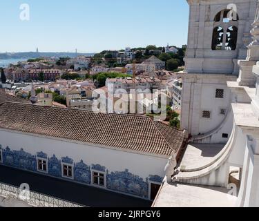 Vista dal tetto del Monastero di São Vicente de Fora (Monastero di San Vincenzo fuori le mura) su Lisbona, Portogallo. Fiume Tago a sinistra. Foto Stock