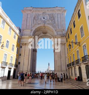 Rua Augusta Arch con il suo orologio da strada Rua Augusta pieno di turisti, con Praca Commercial (Piazza commerciale) dietro. Lisbona, Portogallo. Foto Stock