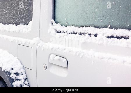 Esterno di un'auto 4x4 coperta di neve in inverno, Regno Unito Foto Stock