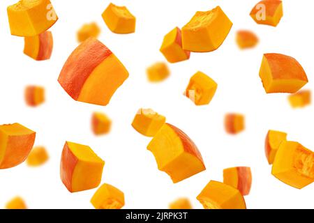 Caduta pezzo di zucca, cubetti, isolato su sfondo bianco, fuoco selettivo Foto Stock