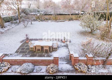 Grande giardino sul retro del Regno Unito coperto di neve in inverno. Sfondo innevato Foto Stock