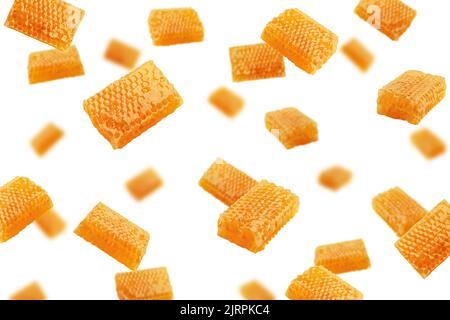 Honeycomb cadente isolato su sfondo bianco, messa a fuoco selettiva Foto Stock