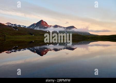 Montagne e lago al mattino presto Foto Stock