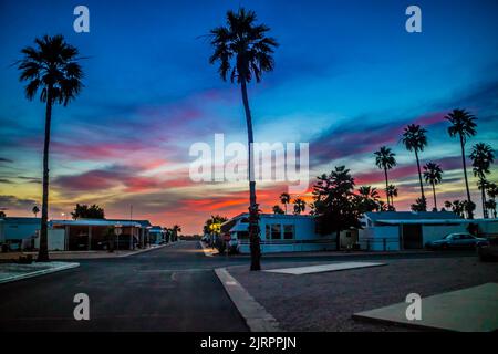 Spettacolare paesaggio di tramonto vibrante in Apache Junction, Arizona Foto Stock