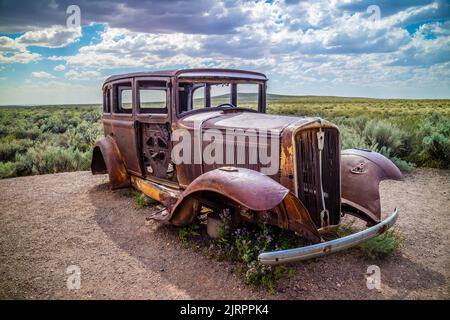 Una vecchia auto abbandonata nel Parco Nazionale della Foresta pietrificata Foto Stock