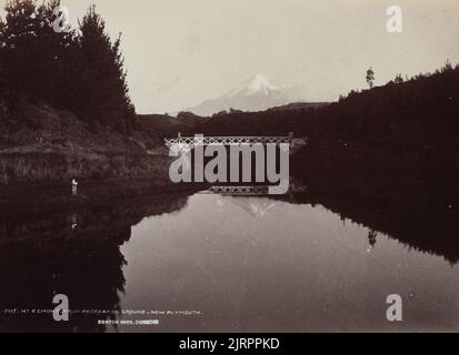 Mount Egmont from Recreation Ground New Plymouth, 1880s, di Burton Brothers. Foto Stock