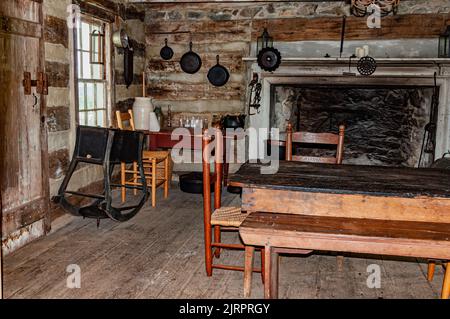 Interno di Log Cabin, Sky Meadows state Park, Virginia, USA, Delaplane, Virginia Foto Stock