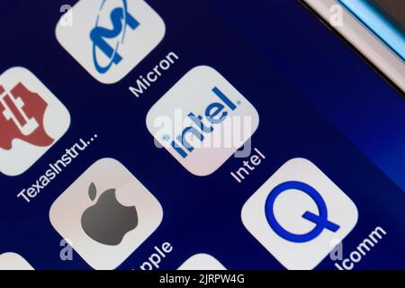 Kumamoto, GIAPPONE - Mar 30 2022 : icona di Intel, una multinazionale statunitense e società tecnologica, su iPhone. Foto Stock