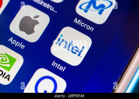 Kumamoto, GIAPPONE - Mar 30 2022 : icona di Intel, una multinazionale statunitense e società tecnologica, su iPhone. Foto Stock