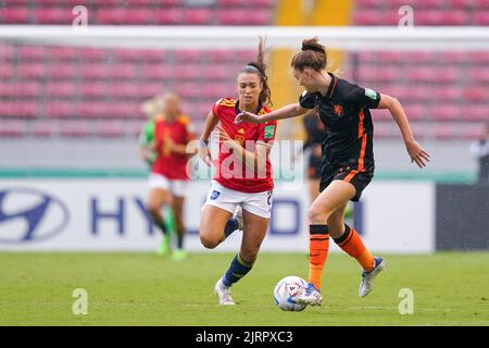 San Jose, Costa Rica. 25th ago, 2022. San Jose, Costa Rica, 25th 2022 agosto: Silvia Lloris (8 Spagna) e Liz Rijsbergen (7 Paesi Bassi) combattono per la palla (duello) durante la Coppa del mondo di FIFA U20 Womens Costa Rica 2022 partita di calcio semifinale tra Spagna e Paesi Bassi a Estadio Nacional a San Jose, Costa Rica. (Daniela Porcelli/SPP) Credit: SPP Sport Press Photo. /Alamy Live News Foto Stock