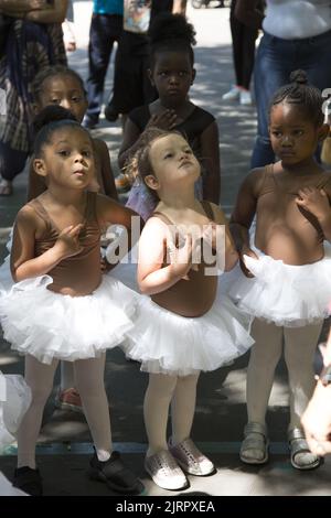 I ballerini della Cynthia King Dance School si esibiscono al festival Black VegFest di Brooklyn, New York. Foto Stock