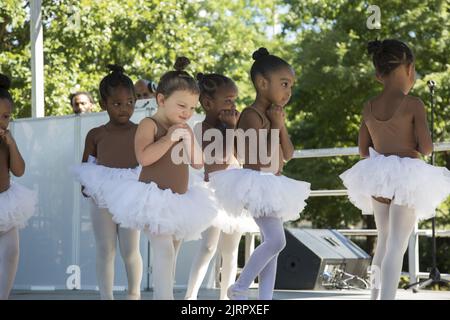 I ballerini della Cynthia King Dance School si esibiscono al festival Black VegFest di Brooklyn, New York. Foto Stock