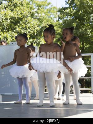 I ballerini della Cynthia King Dance School si esibiscono al festival Black VegFest di Brooklyn, New York. Foto Stock