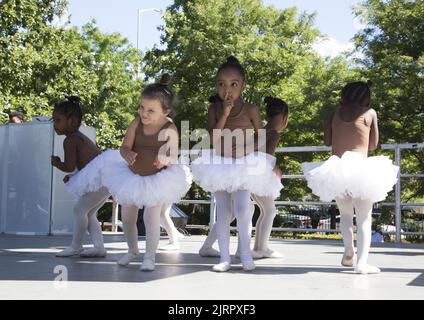 I ballerini della Cynthia King Dance School si esibiscono al festival Black VegFest di Brooklyn, New York. Foto Stock