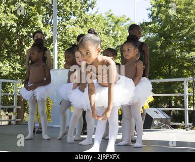 I ballerini della Cynthia King Dance School si esibiscono al festival Black VegFest di Brooklyn, New York. Foto Stock