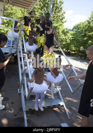 I ballerini della Cynthia King Dance School si esibiscono al festival Black VegFest di Brooklyn, New York. Foto Stock