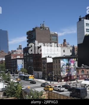 Guardando su 10th Avenue dal parco Highline sul lato ovest di Manhattan. Foto Stock