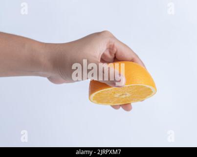 Immagini Stock - Mani Di Donna Che Tengono Piccoli Frutti D'arancia A Base  Di Argilla Polimerica Su Sfondo Bianco. Image 183218178