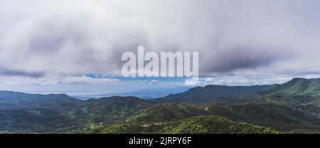 Una vista panoramica della Foresta Nazionale di El Yunque a Puerto Rico in una giornata nuvolosa Foto Stock