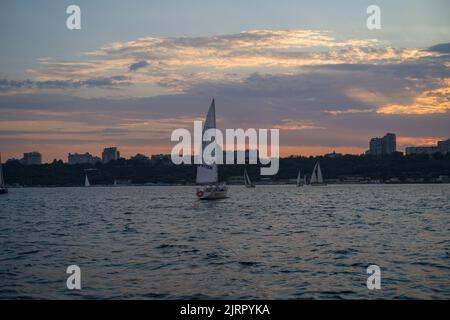 Regata di yacht a vela. Barche a vela sotto vela in gara. Yachting. Yacht di lusso. Foto Stock