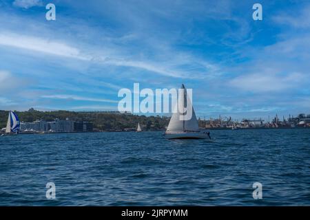 Regata di yacht a vela. Barche a vela sotto vela in gara. Yachting. Yacht di lusso. Foto Stock