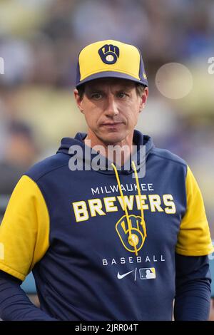 Craig Counsell (30), manager dei Milwaukee Brewers, reagisce durante una partita della MLB contro i Los Angeles Dodgers, martedì 23 agosto 2022, a Los Angeles. Foto Stock