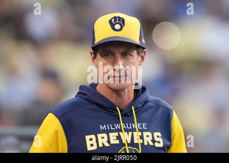 Craig Counsell (30), manager dei Milwaukee Brewers, reagisce durante una partita della MLB contro i Los Angeles Dodgers, martedì 23 agosto 2022, a Los Angeles. Foto Stock