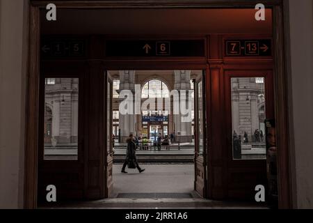 Immagine della stazione ferroviaria principale dell'Ungheria, Budapest Keleti Palyaudvar, con i passeggeri che viaggiano per prendere i loro treni. La stazione Keleti di Budapest è Foto Stock