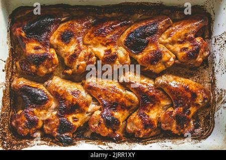 appetitose ali di pollo al forno in una teglia da forno, vista dall'alto. Foto Stock