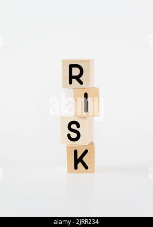 Blocchi di legno cubici che formano il testo 'rischio' Foto Stock