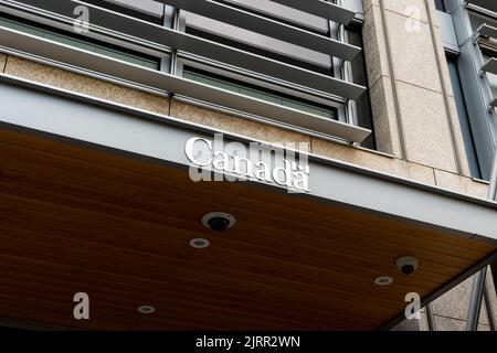 Scritta Canada sull'entrata dell'edificio dell'Ambasciata Canadese presso Potsdamer Platz a Berlino. Logo argentato con una piccola bandiera canadese. Foto Stock