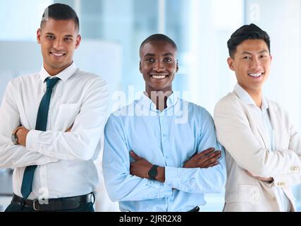 Diversità, collaborazione e team aziendale di uomini orgogliosi della crescita aziendale grazie al lavoro di squadra e al supporto. Ritratto di colleghi felici e diversi sorridenti Foto Stock