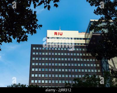 Hotel Riu Plaza nel centro di Berlino. Edificio moderno con una facciata scura. Il logo Riu si trova sulla facciata. Hotel urbano per turisti e viaggiatori d'affari Foto Stock