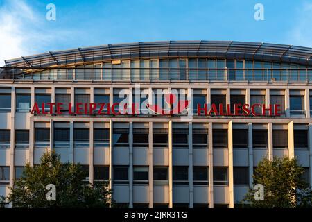 Compagnia di assicurazione alte Leipziger und Hallesche nel centro della città. Architettura nella città di Berlino. Facciata di una grande casa d'affari e finanziaria. Foto Stock