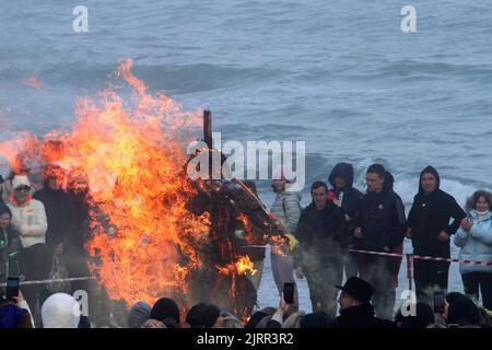 La gente è vista scattare le foto dello spaventapasseri bruciante di inverno. Maslenitsa (conosciuta anche come la signora del burro, la settimana del burro, la settimana della crepe, o la settimana del Cheesecare) è una festa religiosa e popolare dello Slavo orientale, che ha conservato un certo numero di elementi della mitologia slava nel suo rituale, celebrato durante l'ultima settimana prima della Grande Quaresima, Cioè, l'ottava settimana prima di Pascha ortodossa orientale. La gente brucia un effigy di inverno perché lo hanno bisogno come simbolo di addio all'inverno uscente e tutto il passato. Inoltre, molti credevano che bruciare un effigy avrebbe portato buona fortuna e rilasciare tutti i divieti An Foto Stock