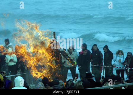 La gente è vista scattare le foto dello spaventapasseri bruciante di inverno. Maslenitsa (conosciuta anche come la signora del burro, la settimana del burro, la settimana della crepe, o la settimana del Cheesecare) è una festa religiosa e popolare dello Slavo orientale, che ha conservato un certo numero di elementi della mitologia slava nel suo rituale, celebrato durante l'ultima settimana prima della Grande Quaresima, Cioè, l'ottava settimana prima di Pascha ortodossa orientale. La gente brucia un effigy di inverno perché lo hanno bisogno come simbolo di addio all'inverno uscente e tutto il passato. Inoltre, molti credevano che bruciare un effigy avrebbe portato buona fortuna e rilasciare tutti i divieti An Foto Stock