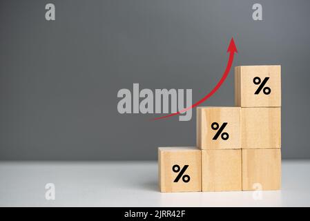 Cubetti di legno inflazione e freccia rossa con simbolo percentuale di cubo di legno sullo sfondo e copiare Space.Business concetti finanziari. Foto Stock