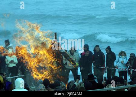 14 marzo 2021, Odessa, regione di Odessa, Ucraina: Si vedono le persone che scattano foto dello spaventapasseri che brucia l'inverno. Maslenitsa (conosciuta anche come la signora del burro, la settimana del burro, la settimana della crepe, o la settimana del Cheesecare) è una festa religiosa e popolare dello Slavo orientale, che ha conservato un certo numero di elementi della mitologia slava nel suo rituale, celebrato durante l'ultima settimana prima della Grande Quaresima, Cioè, l'ottava settimana prima di Pascha ortodossa orientale. La gente brucia un effigy di inverno perché lo hanno bisogno come simbolo di addio all'inverno uscente e tutto il passato. In più, molti credevano che bruciare un effigy avrebbe Foto Stock