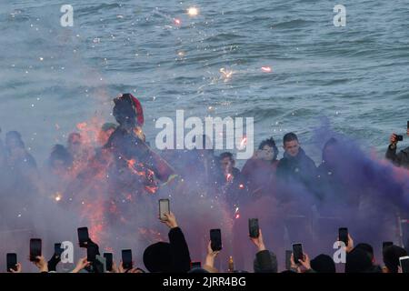 14 marzo 2021, Odessa, regione di Odessa, Ucraina: Si vedono le persone che scattano foto dello spaventapasseri che brucia l'inverno. Maslenitsa (conosciuta anche come la signora del burro, la settimana del burro, la settimana della crepe, o la settimana del Cheesecare) è una festa religiosa e popolare dello Slavo orientale, che ha conservato un certo numero di elementi della mitologia slava nel suo rituale, celebrato durante l'ultima settimana prima della Grande Quaresima, Cioè, l'ottava settimana prima di Pascha ortodossa orientale. La gente brucia un effigy di inverno perché lo hanno bisogno come simbolo di addio all'inverno uscente e tutto il passato. In più, molti credevano che bruciare un effigy avrebbe Foto Stock