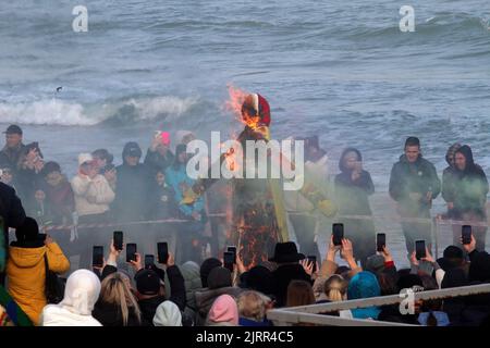 14 marzo 2021, Odessa, regione di Odessa, Ucraina: Si vedono le persone che scattano foto dello spaventapasseri che brucia l'inverno. Maslenitsa (conosciuta anche come la signora del burro, la settimana del burro, la settimana della crepe, o la settimana del Cheesecare) è una festa religiosa e popolare dello Slavo orientale, che ha conservato un certo numero di elementi della mitologia slava nel suo rituale, celebrato durante l'ultima settimana prima della Grande Quaresima, Cioè, l'ottava settimana prima di Pascha ortodossa orientale. La gente brucia un effigy di inverno perché lo hanno bisogno come simbolo di addio all'inverno uscente e tutto il passato. In più, molti credevano che bruciare un effigy avrebbe Foto Stock