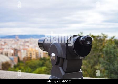 Immagine ravvicinata di un binocolo a moneta nera a Barcellona, Spagna Foto Stock