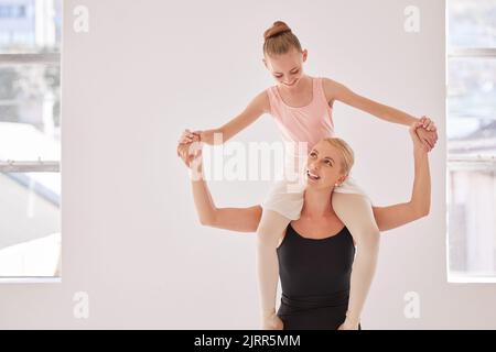 Imparare, sviluppo e balletto insegnante con il suo studente, divertirsi ed essere giocoso in uno studio. Giovane istruttore di cura che insegna la postura della ragazza e. Foto Stock