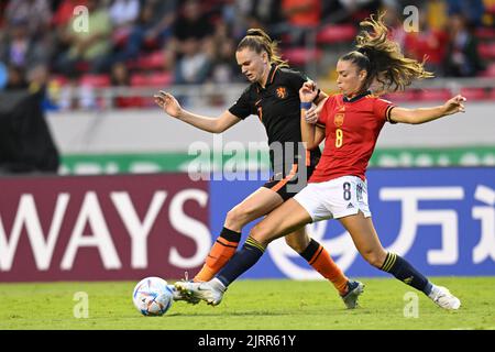 San Jose. 25th ago, 2022. Silvia Lloris (R) di Spagna vies con Liz Rijsbergen dei Paesi Bassi durante la loro partita di semifinale di Coppa del mondo femminile U-20 FIFA 2022 a San Jose, Costa Rica, il 25 agosto 2022. Credit: Xin Yuewei/Xinhua/Alamy Live News Foto Stock