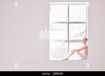 Ballet, sorridere ragazza sulla finestra di studio di danza creativa sognando di diventare ballerina professionale. Istruzione, studente e bambino di formazione per l'arte e. Foto Stock