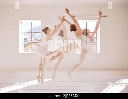 Ballare, ballare e ballare ballerina saltando mentre si ha un'esperienza fuori dal corpo in uno studio d'arte. Allenamento femminile ballerina in forma, elegante e classica Foto Stock