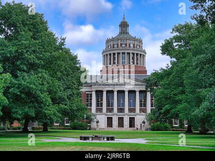 Rochester, New York state - il campus dell'Università di Rochester, con la Rush Rhees Library alla fine di un quadrilatero alberato Foto Stock
