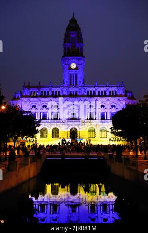 Porto, Portogallo. 24th ago, 2022. Il Municipio di Porto è illuminato con i colori della bandiera Ucraina durante le celebrazioni della Giornata dell'Indipendenza dell'Ucraina nella città di Porto. Centinaia di ucraini si sono riuniti ad Avenida dos Aliados, Porto, per celebrare il 31st° anniversario dell'indipendenza dell'Ucraina. Credit: SOPA Images Limited/Alamy Live News Foto Stock