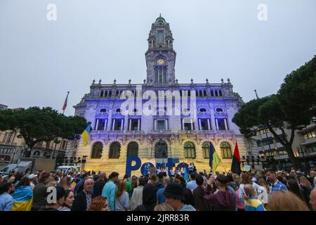 Porto, Portogallo. 24th ago, 2022. Il Municipio di Porto è illuminato con i colori della bandiera Ucraina durante le celebrazioni della Giornata dell'Indipendenza dell'Ucraina nella città di Porto. Centinaia di ucraini si sono riuniti ad Avenida dos Aliados, Porto, per celebrare il 31st° anniversario dell'indipendenza dell'Ucraina. Credit: SOPA Images Limited/Alamy Live News Foto Stock