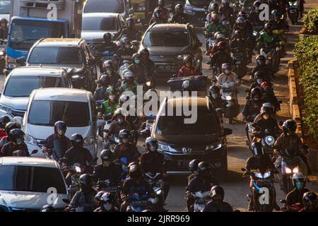 Centro di Giacarta, Indonesia. 26th ago, 2022. Motocicli e veicoli affollato il protocollo strada. Il flusso di ingorghi di veicoli pubblici in partenza per lavori sulla strada del protocollo di Giacarta. Il livello di congestione a Giacarta è in aumento secondo la polizia la congestione dei dati a Giacarta ha raggiunto il 48% durante l'orario di lavoro. Pertanto, il governo di Giacarta ha proposto un nuovo regolamento per regolamentare l'orario di lavoro degli uffici. (Foto di Faisal Ramadhan/SOPA Images/Sipa USA) Credit: Sipa USA/Alamy Live News Foto Stock